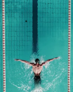 Affiche Swimming bleu Dada Art l.40 x H.50 cm
