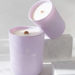 Bougie parfumée 50H dans pot en verre mauve 9x9x11 cm