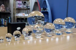 Boule de Cristal sur Support 130mm- Vendu par 1