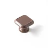 Bouton en Zamak finition cognac, dimensions: 30x30x22mm-