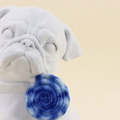 Chien en résine avec sucette 24cm