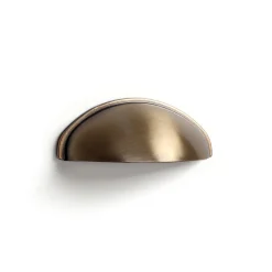 Coquille en Zamak avec finition en cuir vieilli, dimensions: 79x30x25mm et inserts: 64mm-
