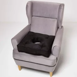 Coussin bouée rehausseur en suédine noir, 50 x 50 x 10 cm - HOMESCAPES
