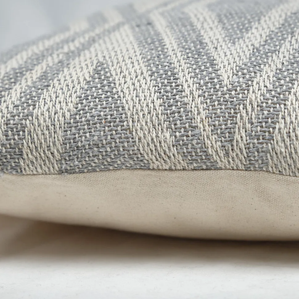 Coussin carré 40 x 40 cm coton brodé grands losanges gris - BEAM