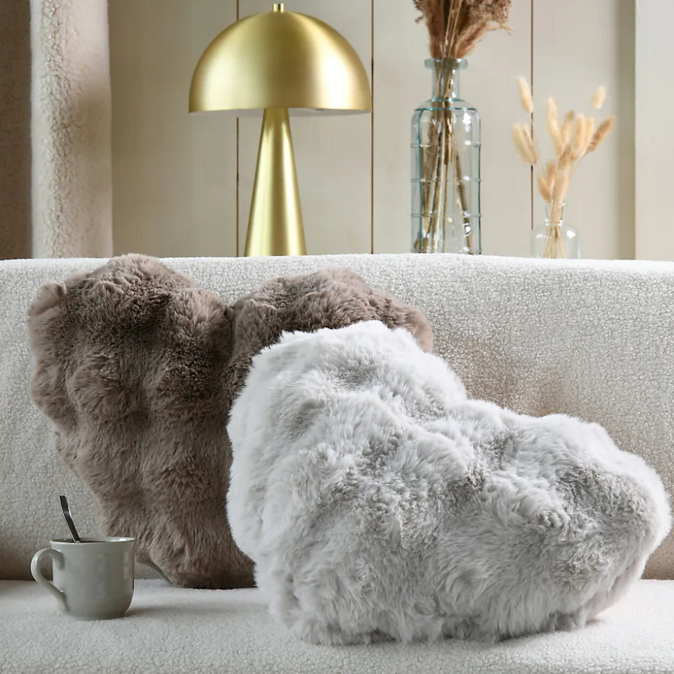 Coussin décoratif cœur imitation fourrure (40x45 cm - Naturel)