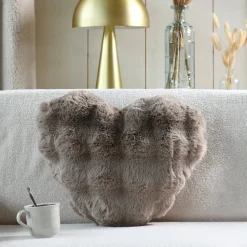 Coussin décoratif cœur imitation fourrure (40x45 cm - Naturel)