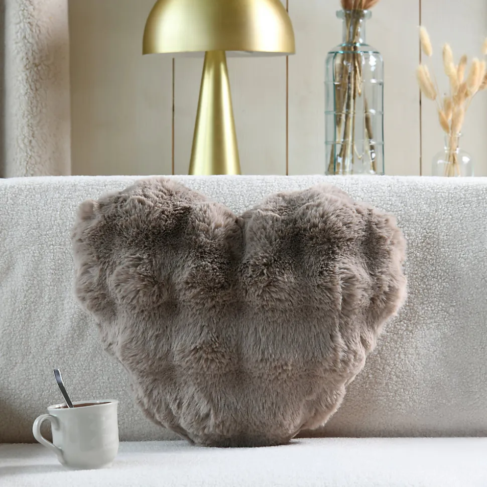 Coussin décoratif cœur imitation fourrure (40x45 cm - Naturel)