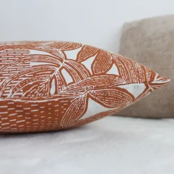 Coussin décoratif déhoussable motif feuillage tropical (30x50 cm - Cuivre)