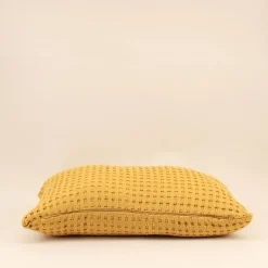 Coussin en tissu gauffré jaune 40x60cm