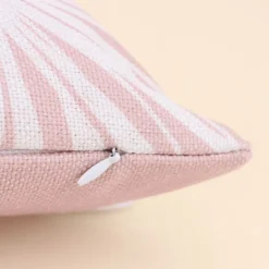 Coussin exterieur en tissu fleuri rose 30x50cm