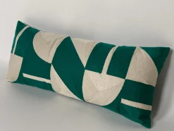Coussin motif géométrique vert et blanc l.70 x h.30 cm