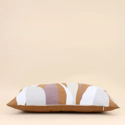 Coussin motifs organiques colorés 30x50cm