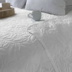 Couvre-lit microfibre à motif floral (240x220 cm - Blanc)