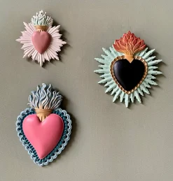 Décoration murale ex-voto cœur coloré rose H.7,8cm Emde