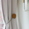 Embrasse à rideaux aimantée hexagone en bois, Madeco Iro