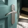 Ensemble poignée sur plaque rond GoodHome Beare effet nickel satin gris L.110.5mm x l.40mm entraxe 165mm