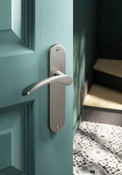 Ensemble poignée sur plaque rond GoodHome Beare effet nickel satin gris L.110.5mm x l.40mm entraxe 165mm
