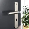 Ensemble poignée sur plaque rond serrure GoodHome Brigg effet chrome et nickel satin gris L.132mm x l.40mm entraxe 195mm