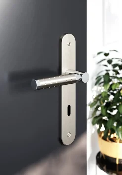 Ensemble poignée sur plaque rond serrure GoodHome Brigg effet chrome et nickel satin gris L.132mm x l.40mm entraxe 195mm