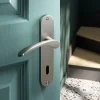 Ensemble poignée sur plaque rond serrure GoodHome Beare effet nickel satin gris L.110.5mm x l.40mm entraxe 165mm