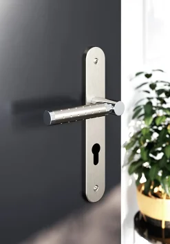 Ensemble poignée sur plaque rondcylindre GoodHome Brigg effet chrome et nickel satin gris L.132mm x l.40mm entraxe 195mm