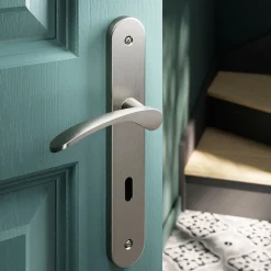 Ensemble poignée sur plaque rond serrure GoodHome Beare effet nickel satin gris L.110.5mm x l.40mm entraxe 195mm