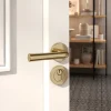 Ensemble poignée sur rosace rond à pousser GoodHome Tudy Laiton Jaune Ø52mm