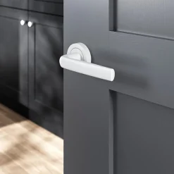 Ensemble poignée sur rosace Incurvé à visser GoodHome Primel mat blanc Ø52mm