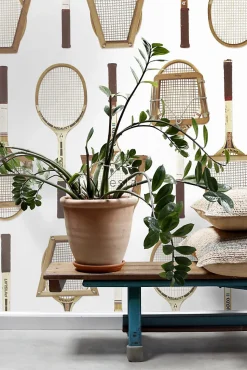 ESTAhome papier peint intissé XXL raquettes de tennis vintage blanc, marron et beige - 50 x 900 cm - 158801