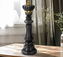 Figurine échec décoratif en polyrésine noire et dorée Roi modèle 2