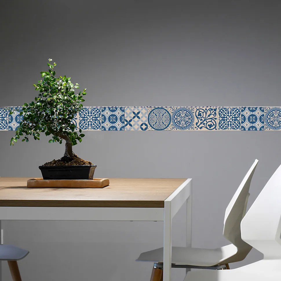Frise adhésive 10 cm X 300 cm, carreaux de ciment bleu et beige, déco géométrique pour murs et sols, look rétro et moderne.