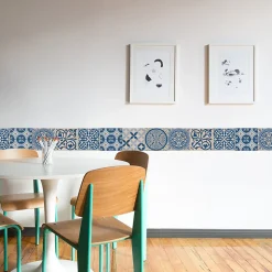 Frise adhésive 10 cm X 300 cm, carreaux de ciment bleu et beige, déco géométrique pour murs et sols, look rétro et moderne.
