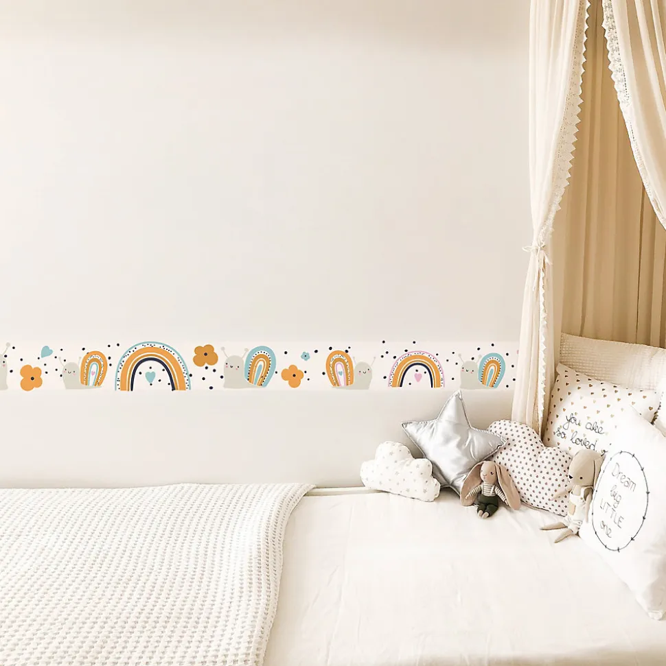 Frise décorative adhésive, illustration de petit escargots rigolots sur des couleurs pastels, 9 cm X 300 cm