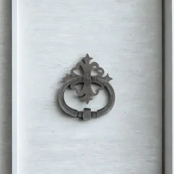 Heurtoir de porte fer sur rosace carré ajourée vieil argent argent antique