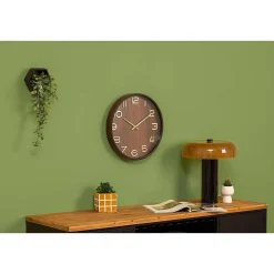 Horloge en bois avec aiguilles et chiffres dorés