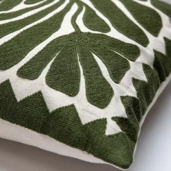 Housse de coussin en coton fleuri vert et blanc cassé 45 x 45cm Petunia, Deko & Co