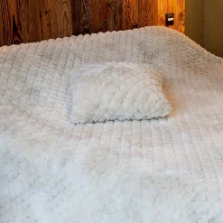 Jeté de lit Imitation Fourrure avec Relief Géométrique (240x250 cm - Blanc)