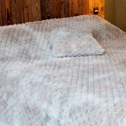 Jeté de lit Imitation Fourrure avec Relief Géométrique (240x250 cm - Beige)