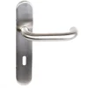 Paire de Poignées de porte - KLOSE besser - sur plaque "Karina en U" inox 304 - Trou petite clé
