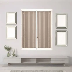 Paire de voilages taupe à fines rayures, 45x160cm, prêts à poser avec finition passe-tringle