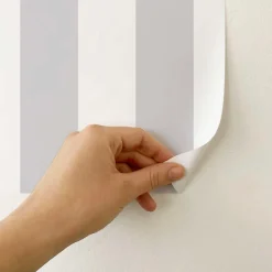 Papier peint adhésif a rayure gris et blanc en vinyle lavable et amovible - 1 rouleau 50x300 cm - Decochic