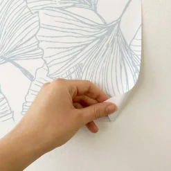 Papier peint adhésif gingko bleu et blanc en vinyle lavable et amovible - 1 rouleau 50x300 cm - Decochic