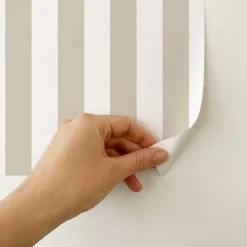Papier peint adhésif petites rayures écru et blanc vinyle lavable et amovible - 1 rouleau 50x300 cm - Decochic