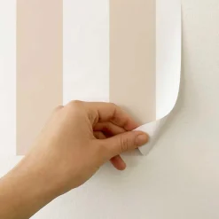 Papier peint adhésif rayure sable et blanc en vinyle lavable et amovible - 1 rouleau 50x300 cm - Decochic