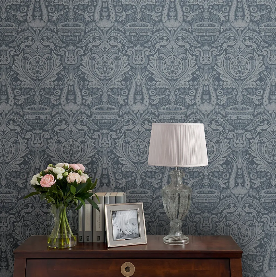 Papier peint intissé Damask Herladic imprimé damassé bleu marine L.1000 x l.52cm Laura Ashley