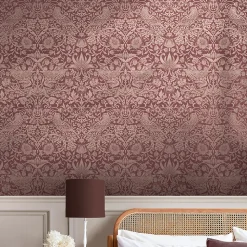 Papier peint intissé Strawberry thief imprimé fleurs, oiseaux effet métalisé rouge L.1000 x l.52cm William Morris