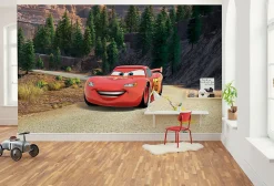 Papier peint panoramique sur intissée de Komar - Disney and Pixar Cars Every Road has a Story - Taille: 400 x 250 cm