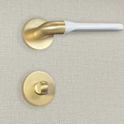 Poignée de porte design à condamnation finition aspect or et blanc mat Matilda - KATCHMEE