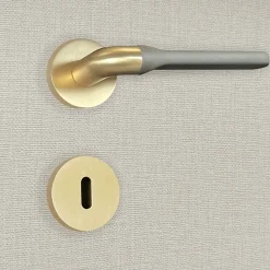 Poignée de porte design à clé finition aspect or et gris mat Fabiana - KATCHMEE