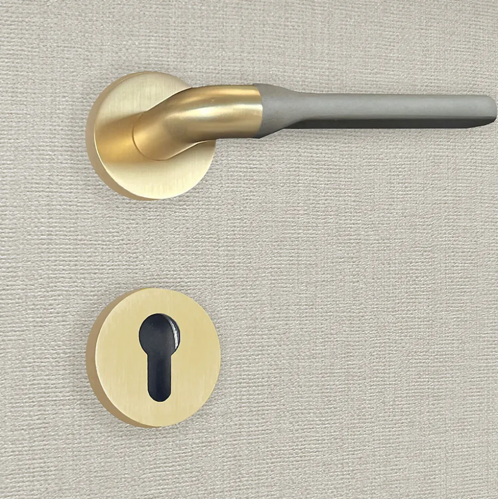 Poignée de porte design à cylindre finition aspect or et gris mat Fabiana - KATCHMEE